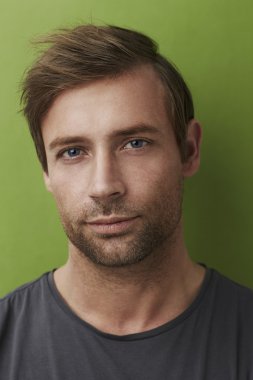 Studio yakışıklı adam