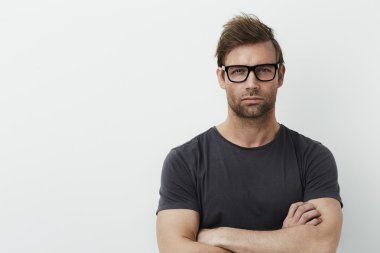 silah katlanmış adam