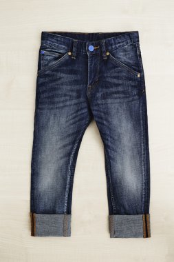 Mavi jeans ahşap karşı