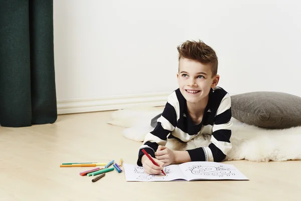 Ragazzo sdraiato sul pavimento — Foto Stock