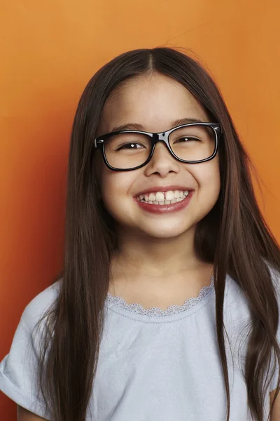 Zelfverzekerd meisje in brillen — Stockfoto