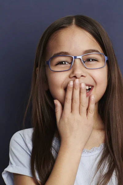 Meisje lachen in glazen — Stockfoto