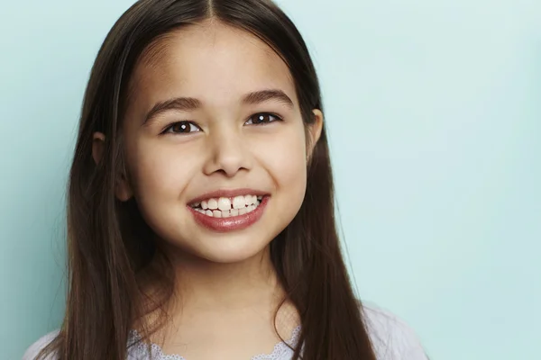 Ragazza con sorriso dentato — Foto Stock