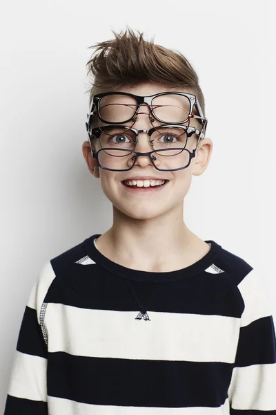 Niño usando pares de gafas —  Fotos de Stock