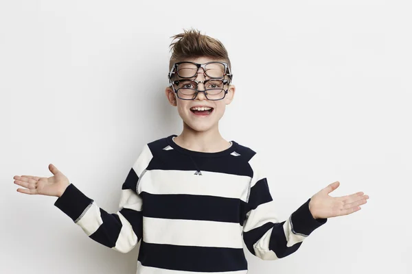 Junge trägt viele Brillen — Stockfoto