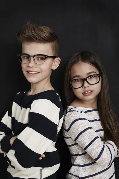 Amigos niños de pie en el estudio —  Fotos de Stock