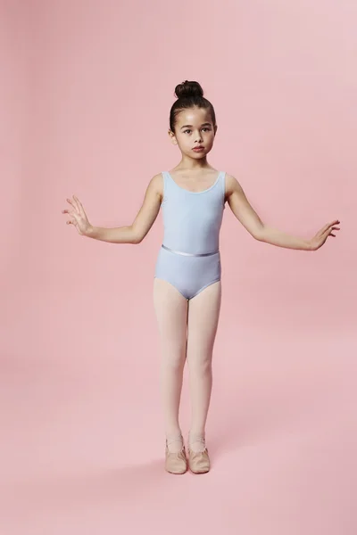Bailarina chica en el estudio — Foto de Stock
