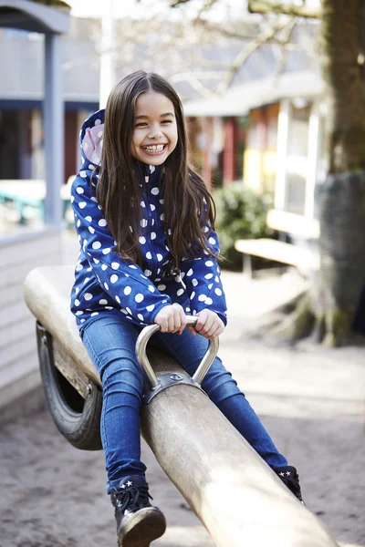 Souriante fille sur scie à glace — Photo