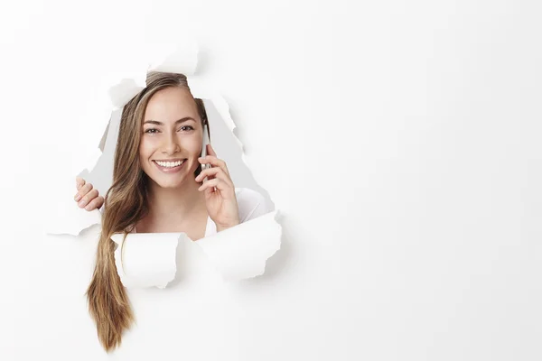 Усміхнена молода жінка по телефону — стокове фото
