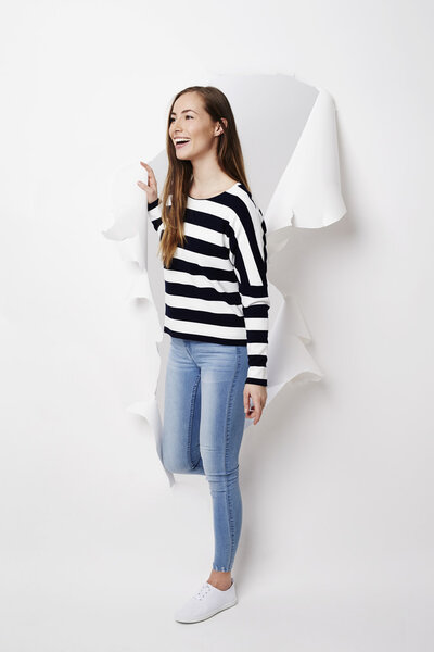 женщина, выходящая из рваной бумаги
