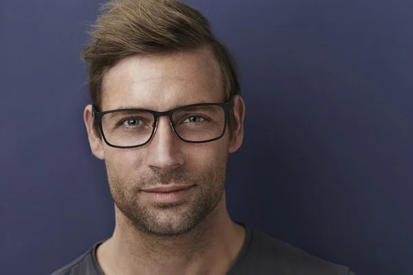 Schöner Kerl mit Brille — Stockfoto