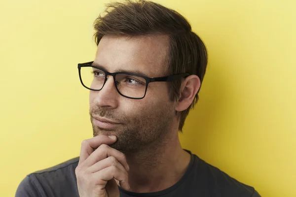 안경 및 t-셔츠를 착용 하는 남자 — 스톡 사진