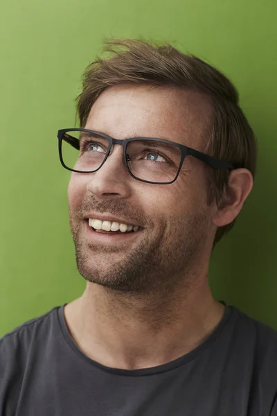 Homem usando óculos e camiseta — Fotografia de Stock