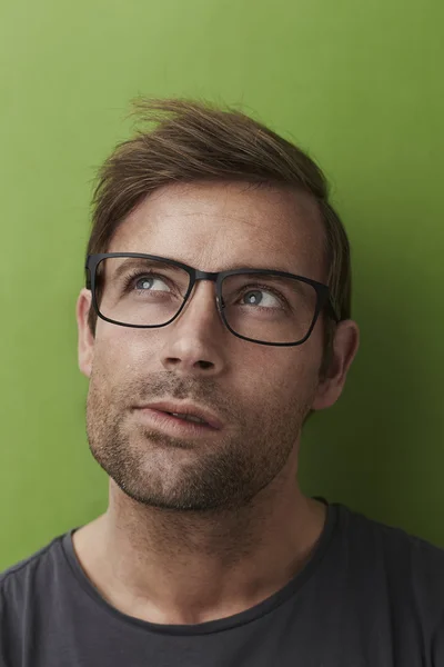 Muž nosí brýle a tričko — Stock fotografie
