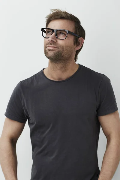 Homme portant lunettes et t-shirt — Photo