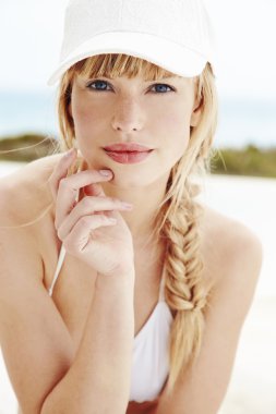 Güzel sarışın kadın.