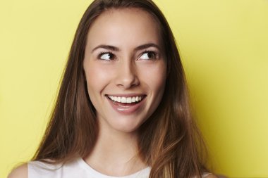 Kahverengi gözlü esmer