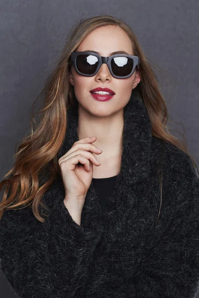 Beautiful woman wearing sunglasses — Stock Photo, Image