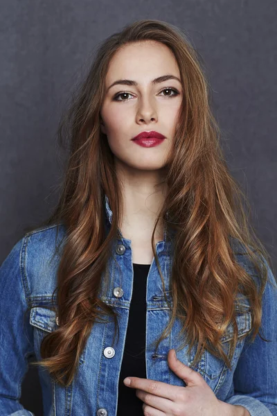 Mooie vrouw in denim jasje — Stockfoto