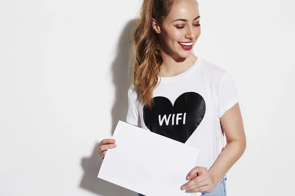 Модель в футболке с wi-fi — стоковое фото