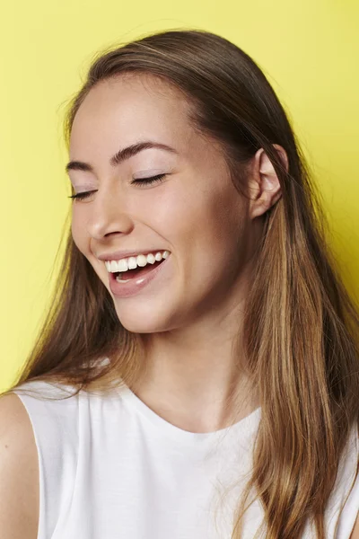 Сміючись молода жінка — стокове фото