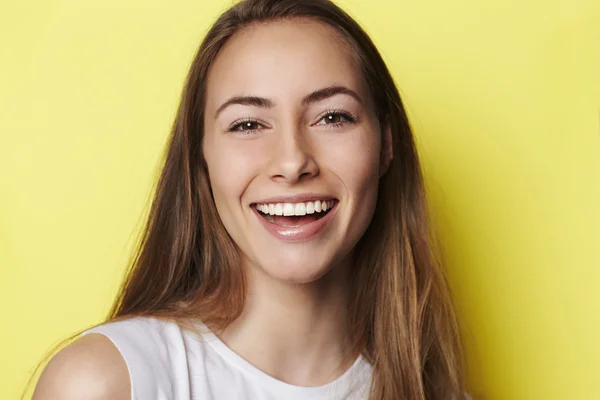 Schöne und lächelnde junge Frau — Stockfoto