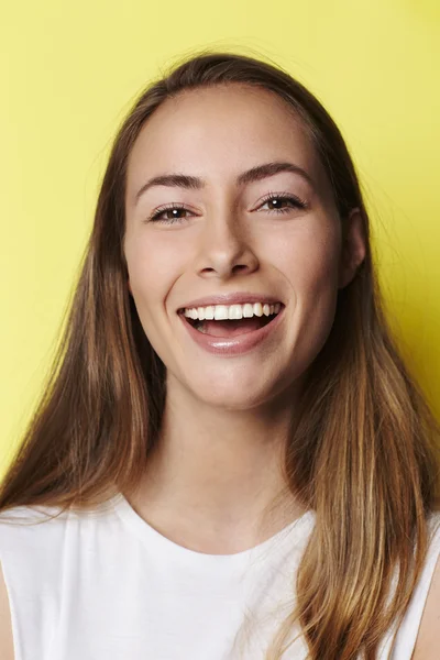 Sorridente ragazza dagli occhi marroni — Foto Stock