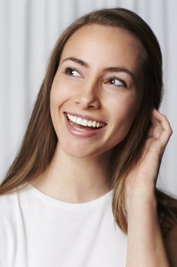 gülümseyen güzel model