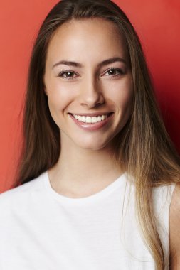 gülümseyen genç model