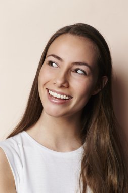 Genç model uzağa arıyorsunuz gülümseyen