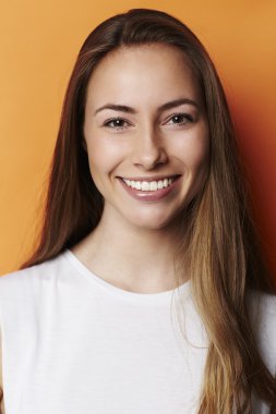 gülümseyen güzel model