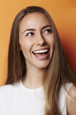 Güzel model gülüyor