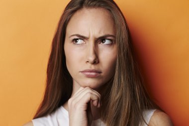 Papatyanın ve düşünceli modeli