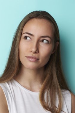 Düşünceli genç güzellik uzağa arıyorsunuz