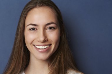 genç esmer gülümseyen