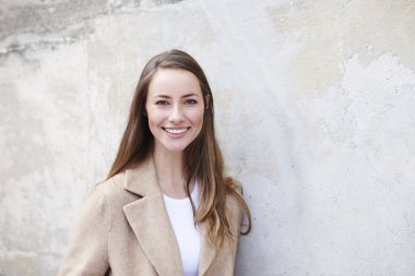 Genç ve güzel bir kadın 