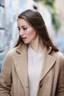 Genç model uzağa arıyorsunuz