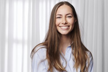 gülümseyen genç esmer modeli 