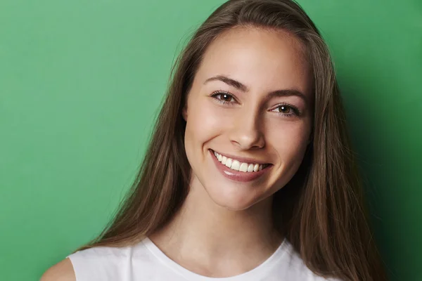 Mladá usměvavá brunetka — Stock fotografie