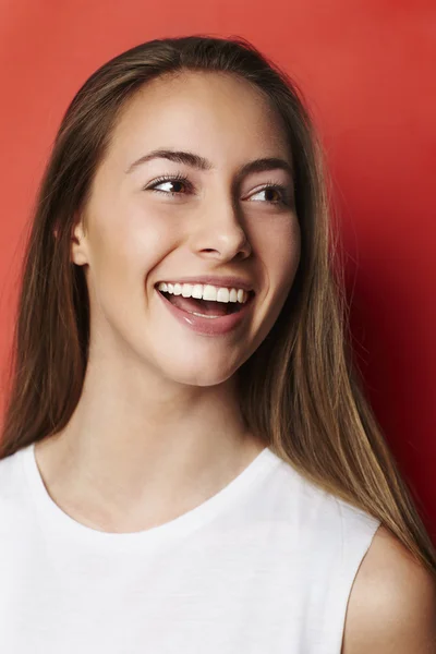 Bela jovem mulher sorrindo — Fotografia de Stock
