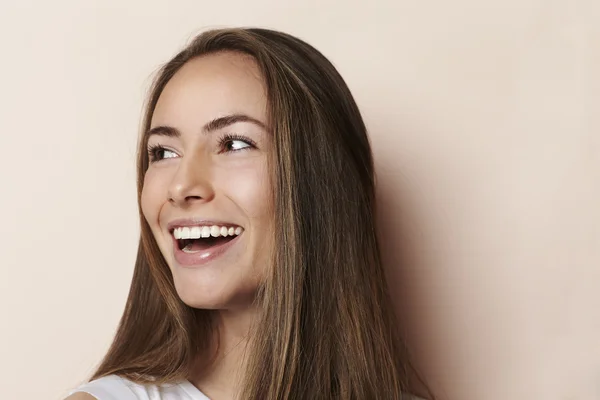 Skrattar ung kvinna — Stockfoto