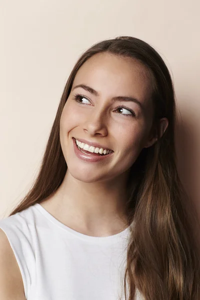 Souriant jeune modèle détournant les yeux — Photo