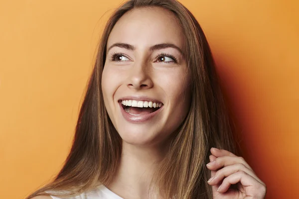 Lächelnde junge Frau — Stockfoto