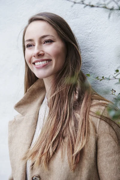 Sorrindo jovem morena modelo — Fotografia de Stock