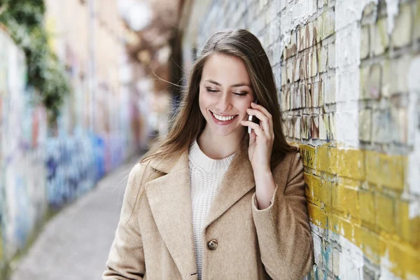 Woman on call in alley — Stock Photo, Image