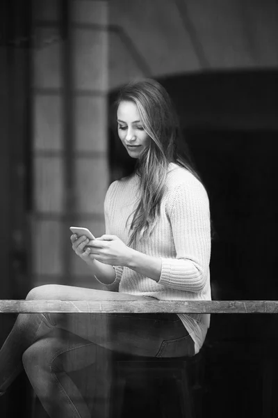 Schöne Frau SMS schreiben — Stockfoto