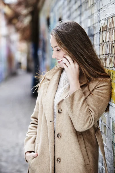 Mujer en el teléfono celular en callejón — Foto de Stock