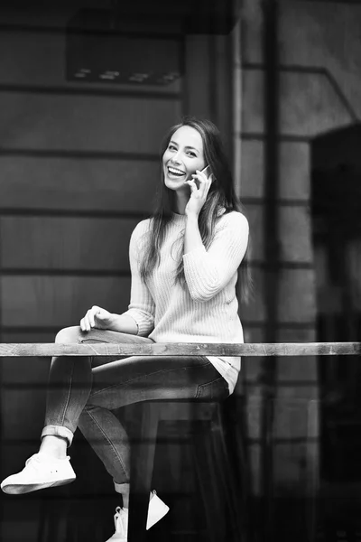 Mooie vrouw met behulp van mobiele telefoon in café — Stockfoto