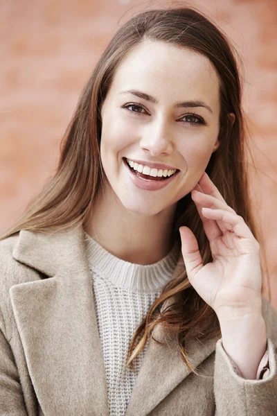 Glimlachende jonge vrouw — Stockfoto