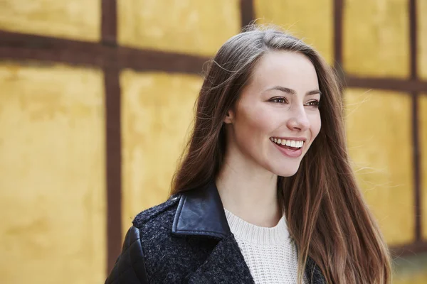 Mooie brunette weg op zoek — Stockfoto